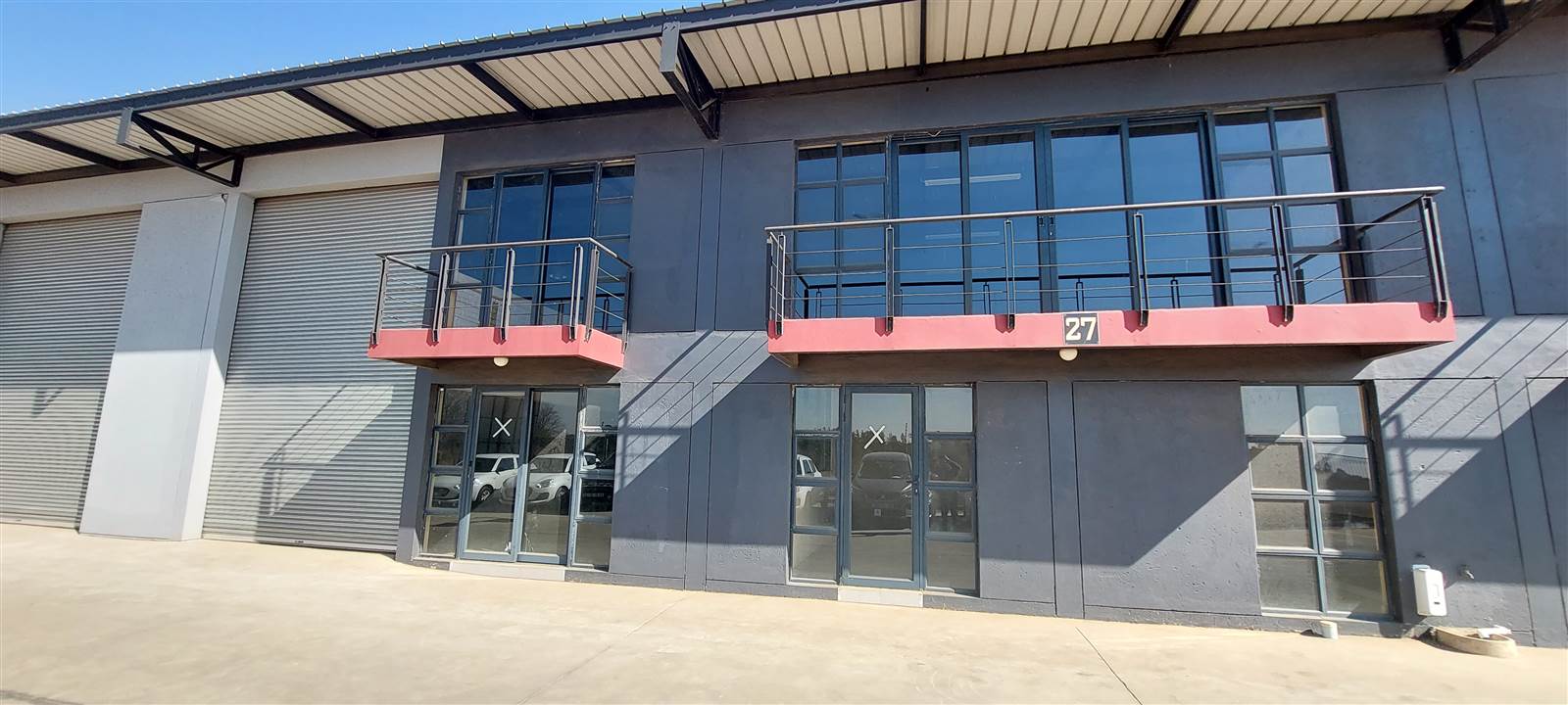712  m² Industrial space in Pomona photo number 1