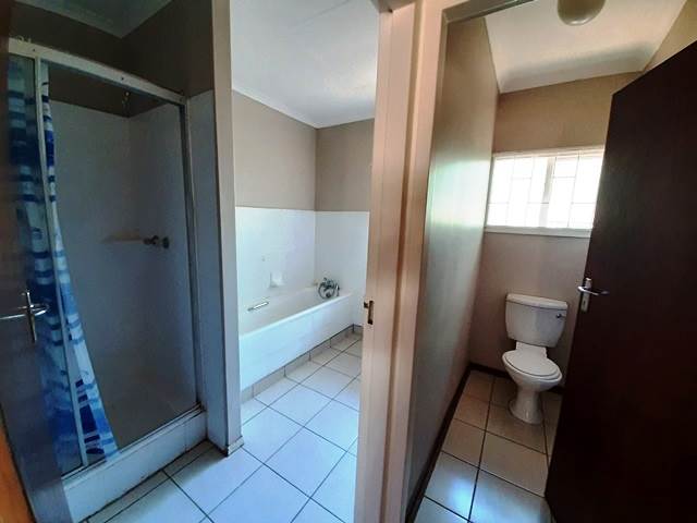 3 Bed House in Hartbeespoort Dam photo number 11