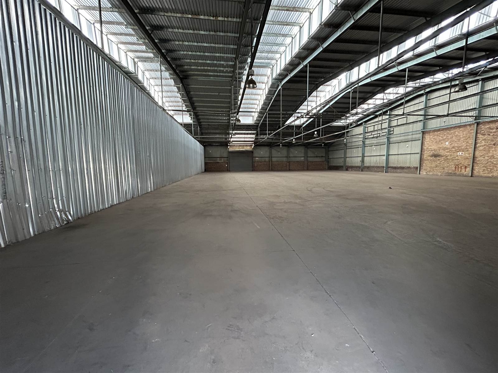1715  m² Industrial space in Clayville photo number 1