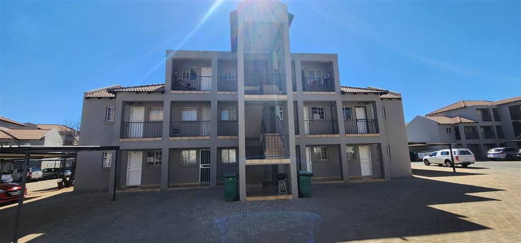 1 Bed Apartment in Mooivallei Park photo number 1