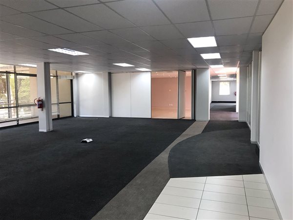 868  m² Commercial space