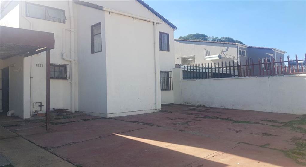 3 Bed Townhouse in Lenasia photo number 2