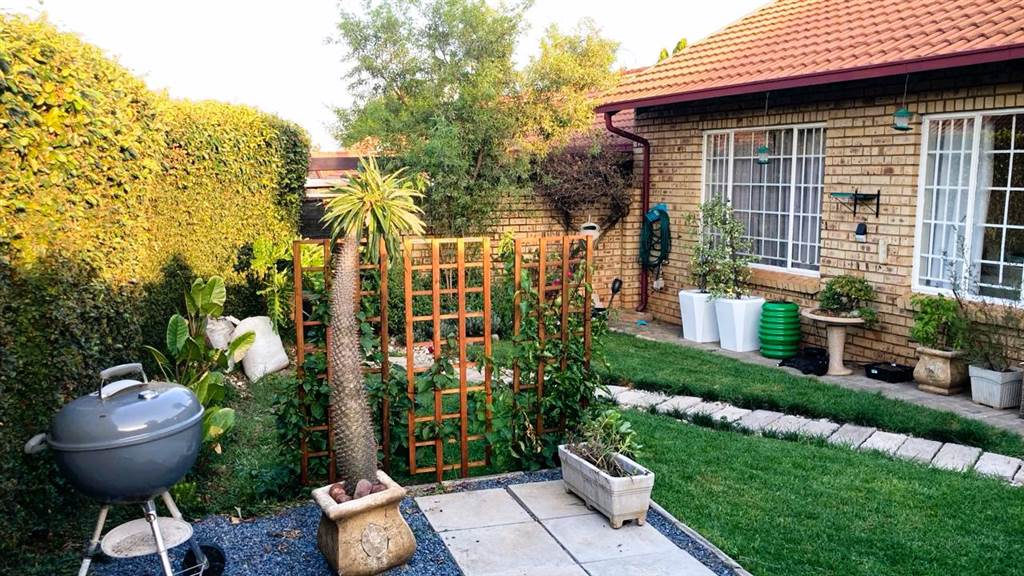 2 Bed Townhouse in Highveld photo number 14