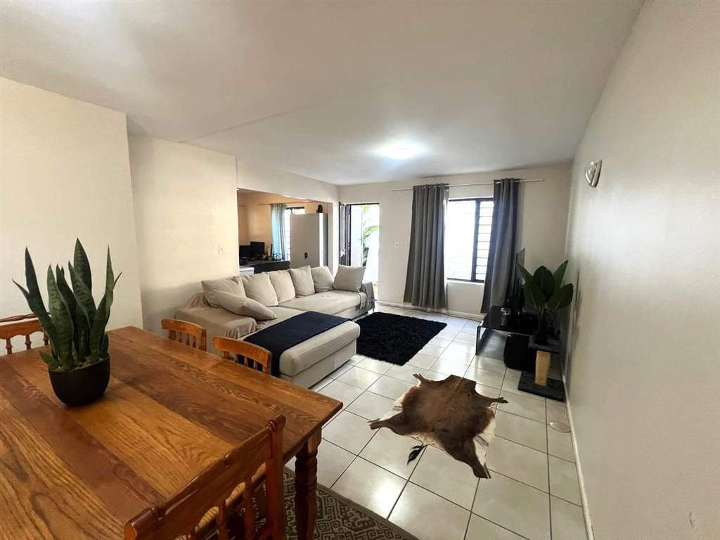 2 Bed Apartment in Durbanville Central photo number 3