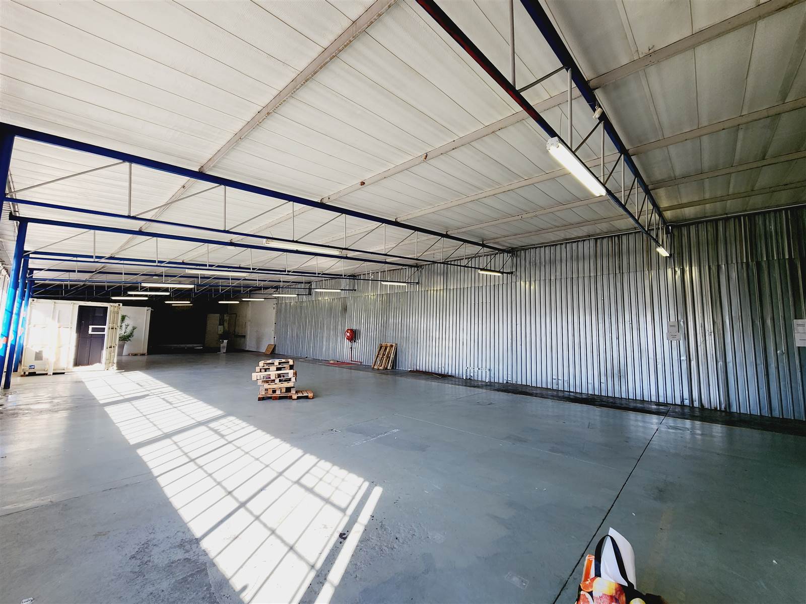 600  m² Industrial space in Strydompark photo number 5