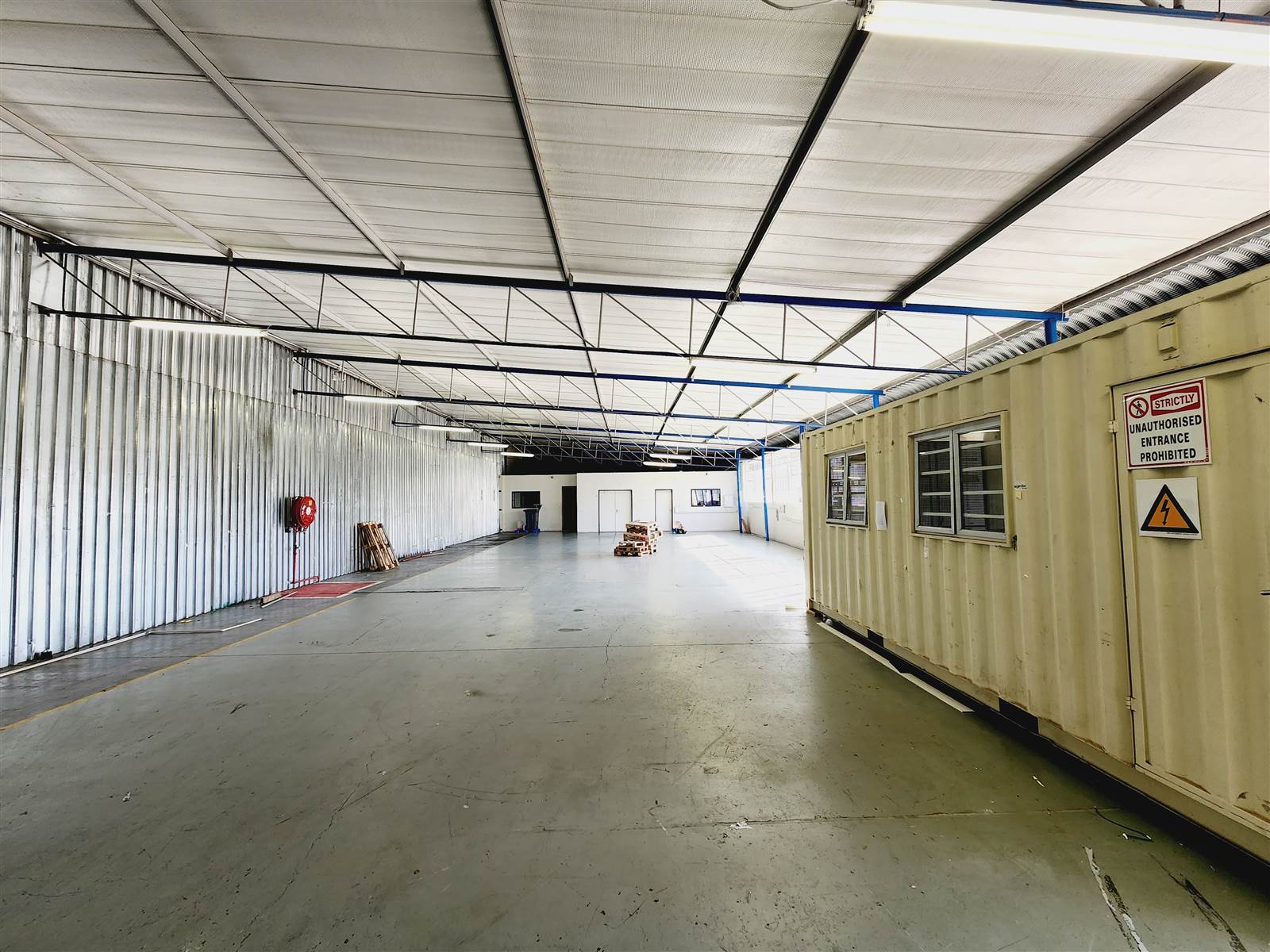 600  m² Industrial space in Strydompark photo number 1