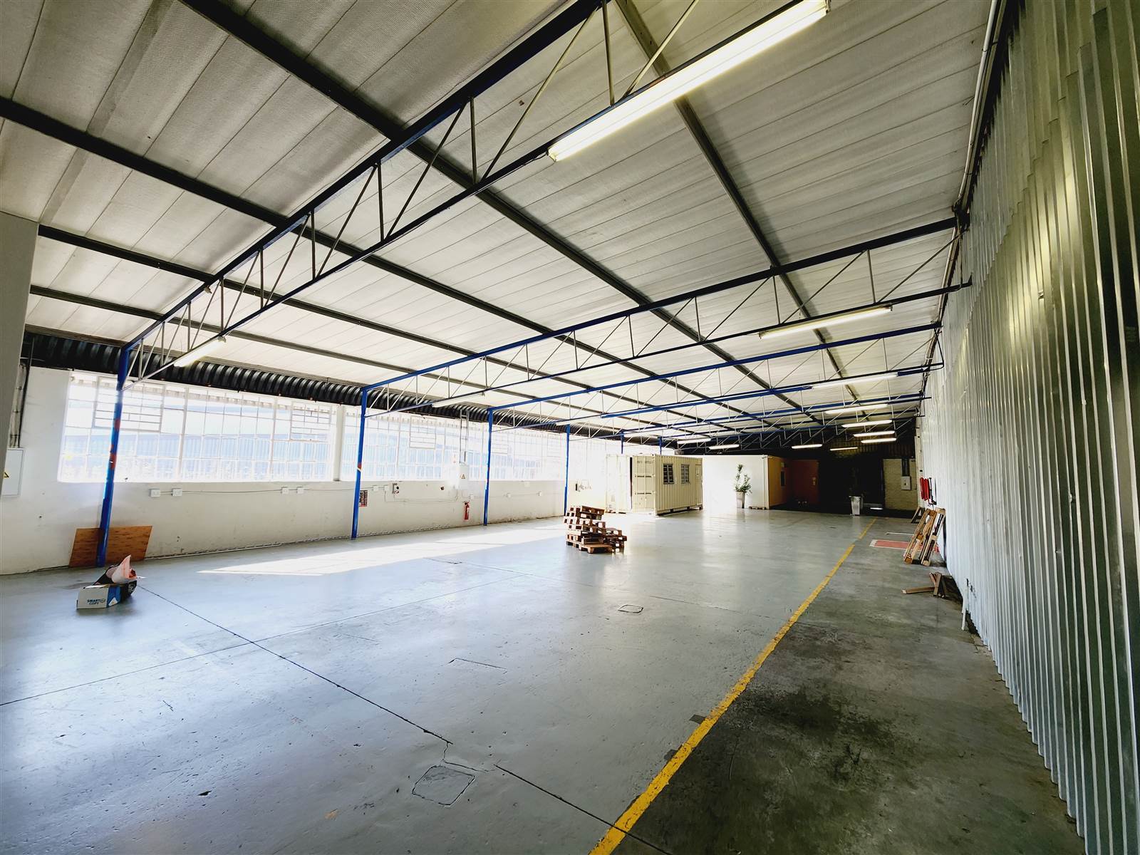 600  m² Industrial space in Strydompark photo number 3