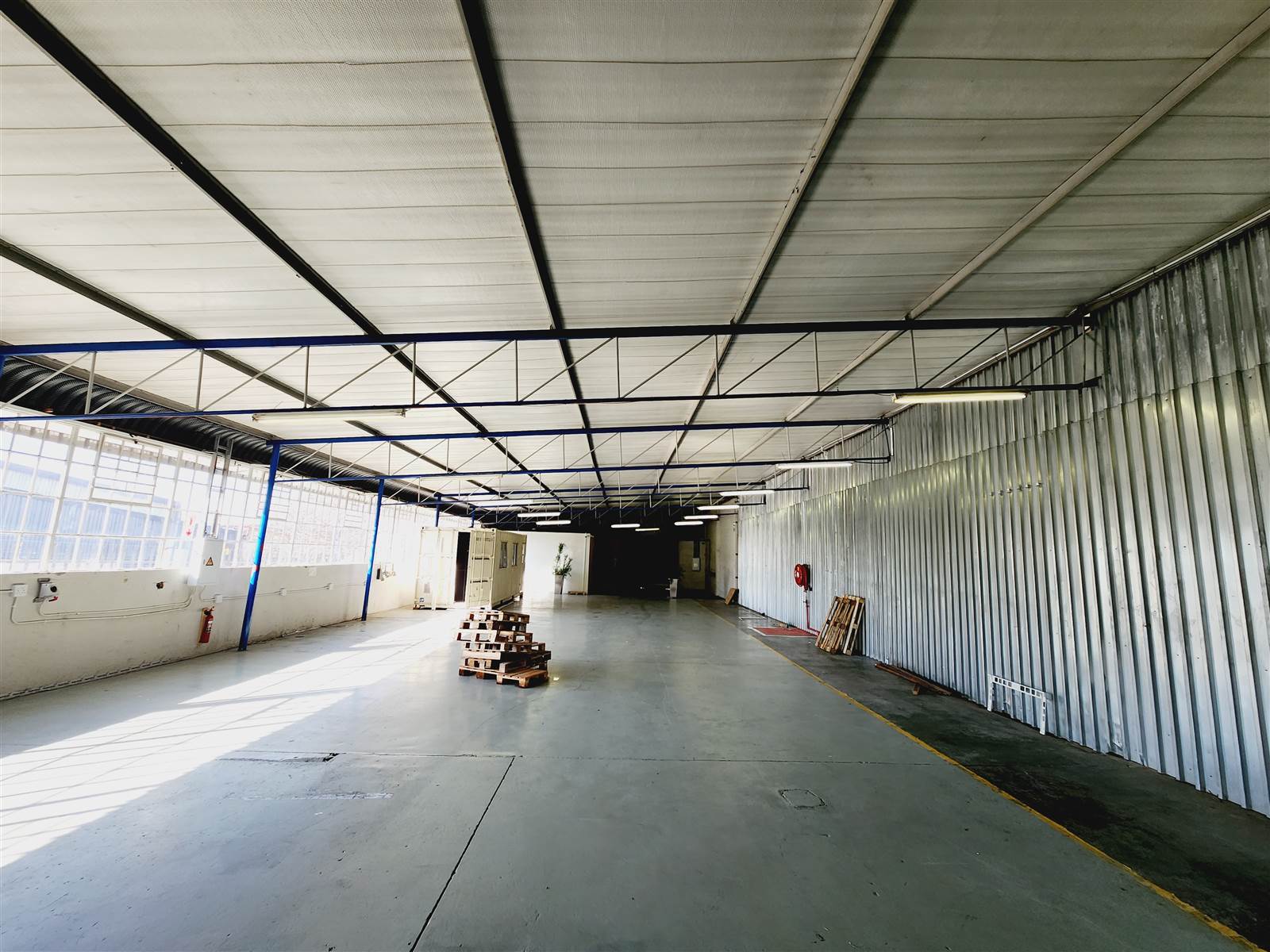 600  m² Industrial space in Strydompark photo number 4
