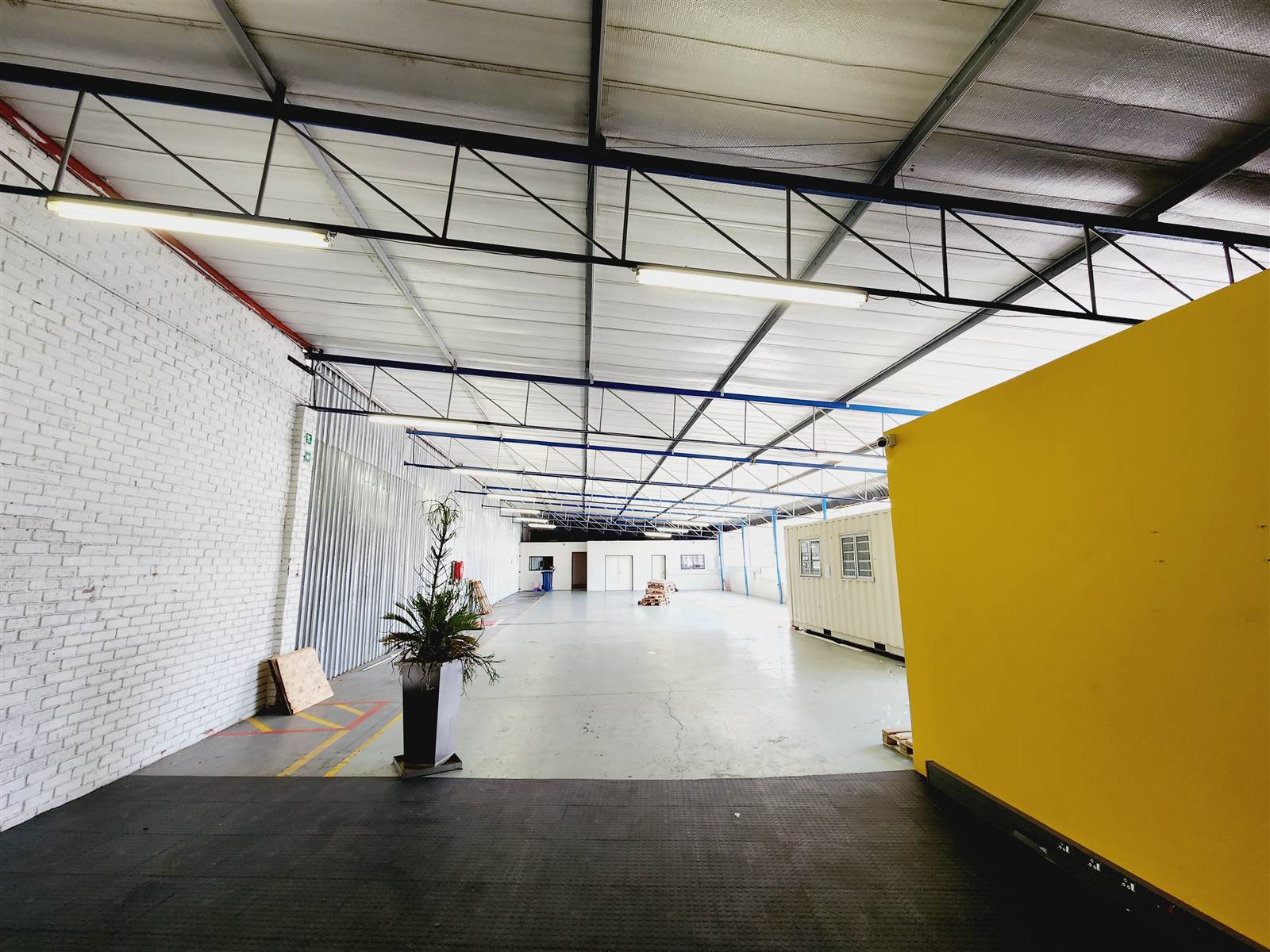 600  m² Industrial space in Strydompark photo number 9