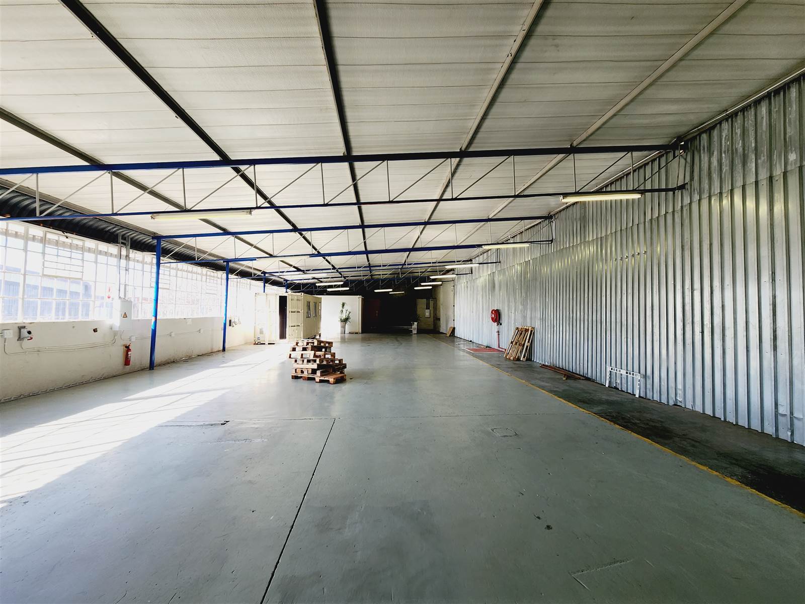 600  m² Industrial space in Strydompark photo number 8