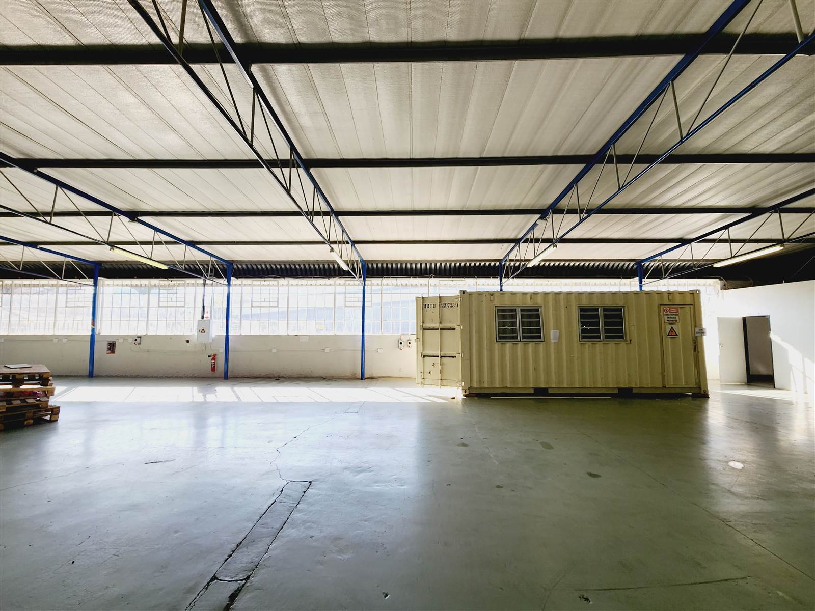 600  m² Industrial space in Strydompark photo number 2