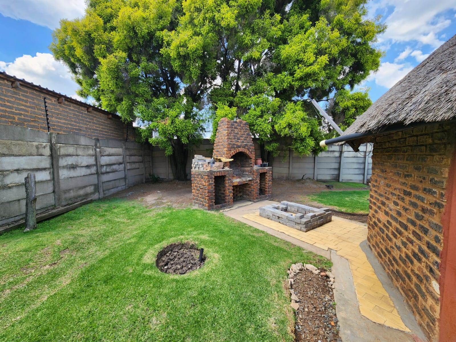 3 Bed House in Dalpark Ext 1 photo number 6