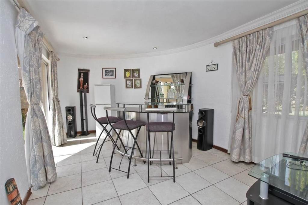 4 Bed House in Sunninghill photo number 7
