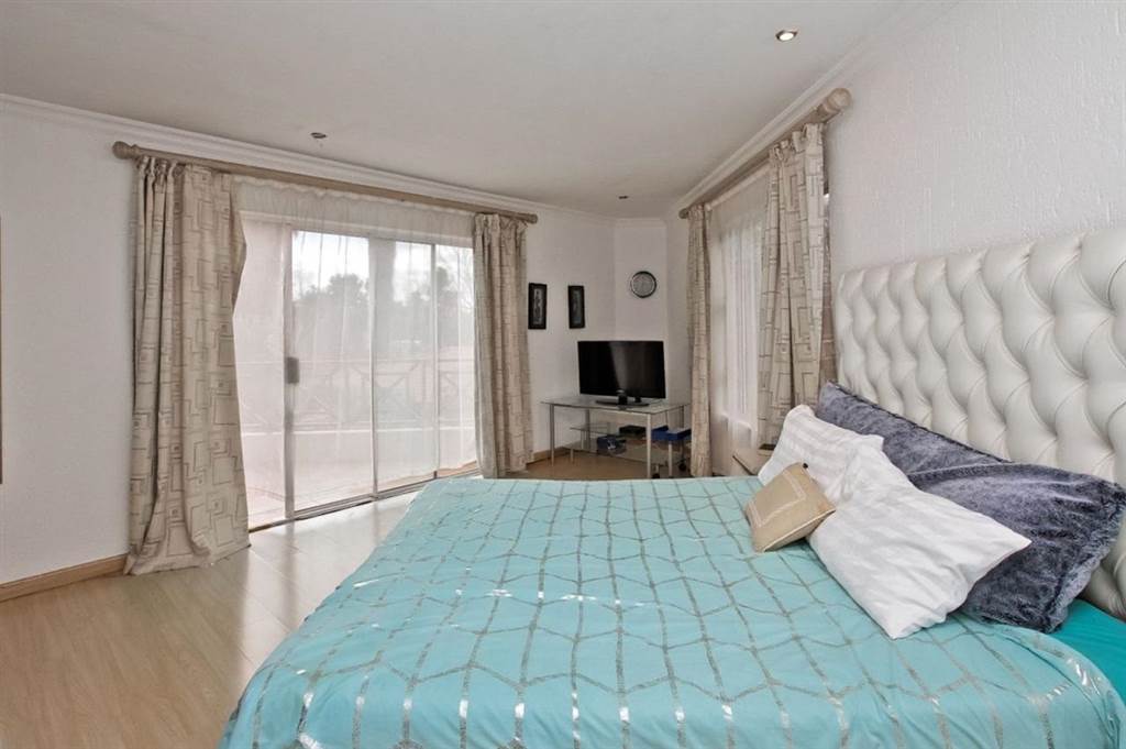 4 Bed House in Sunninghill photo number 9