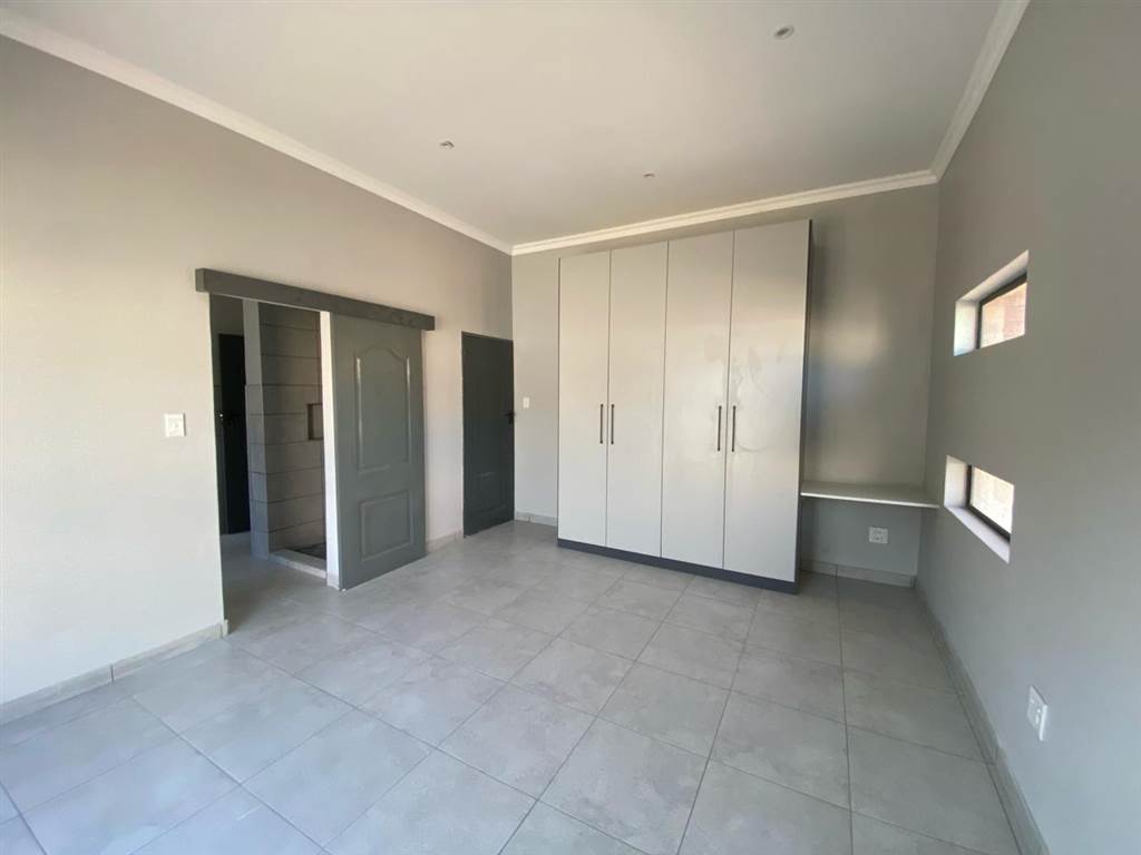 4 Bed House in Polokwane Central photo number 9
