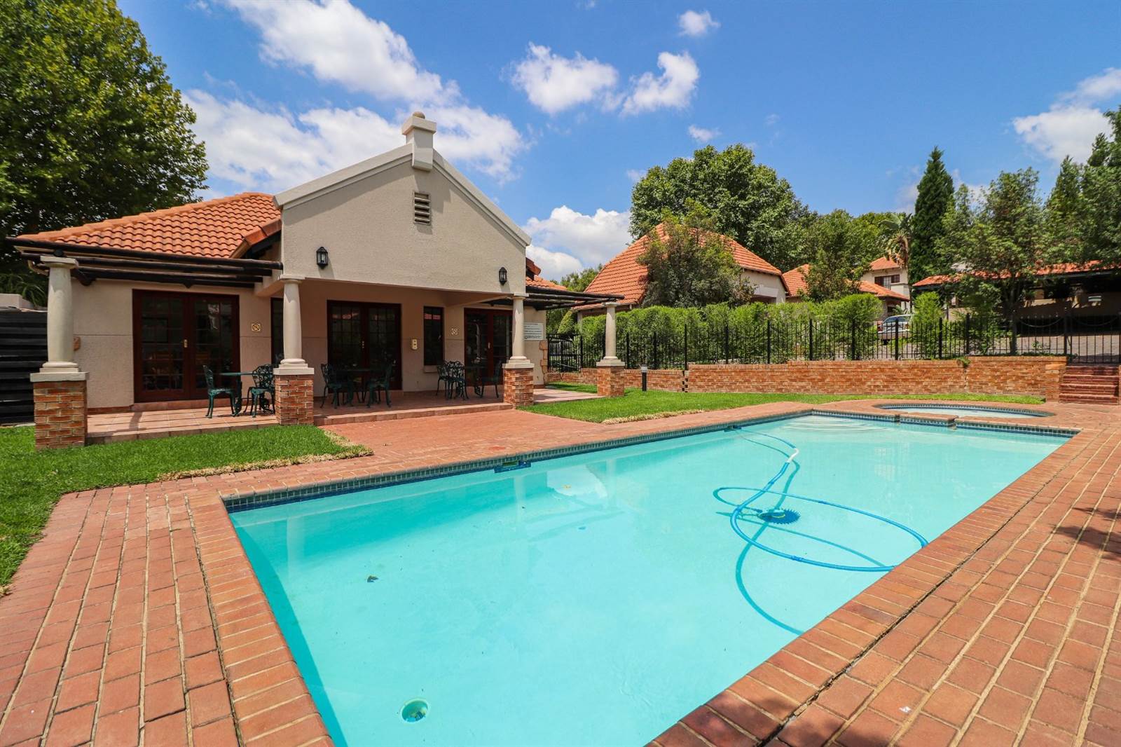 2 Bed Townhouse in Lonehill photo number 21