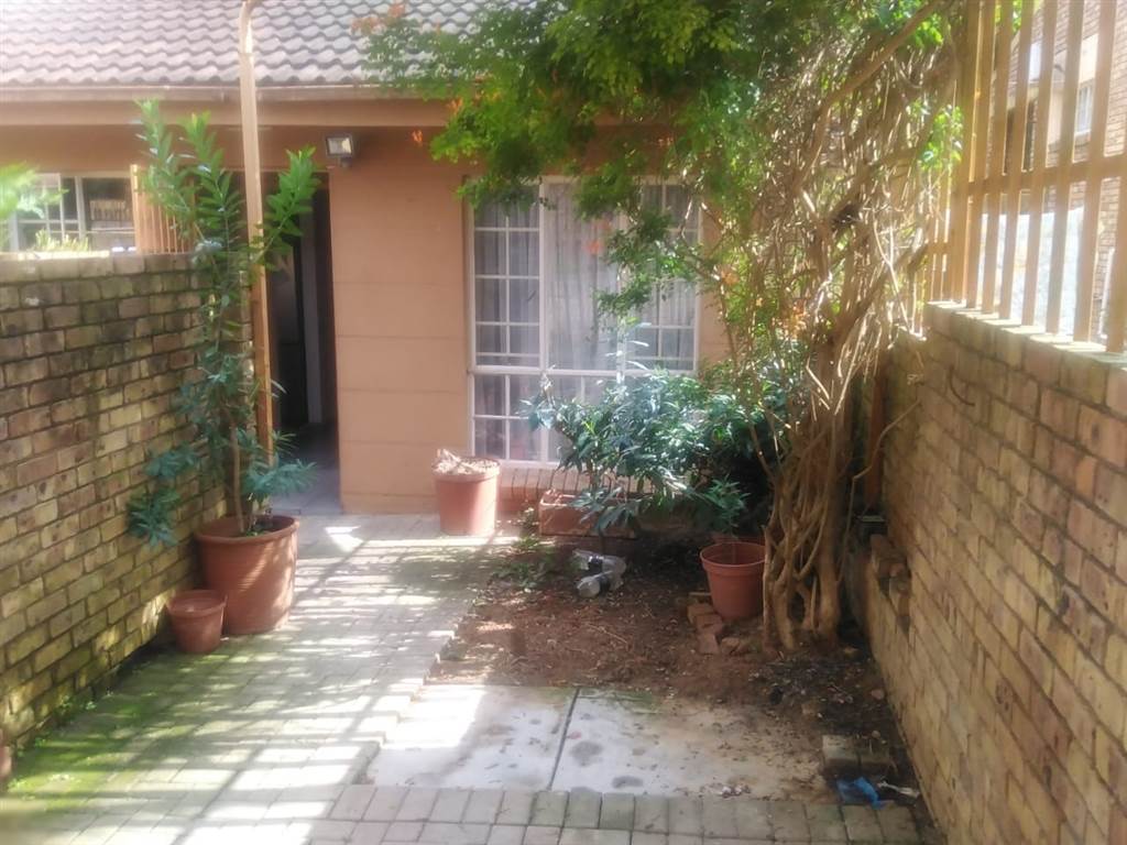 2 Bed House in Nelspruit photo number 3