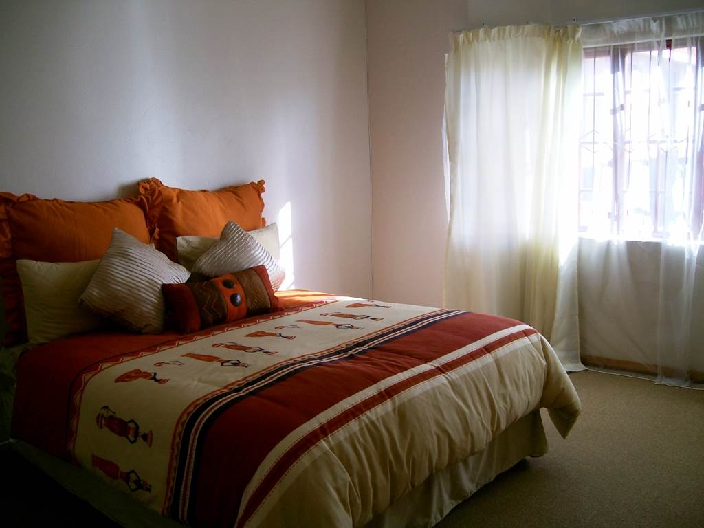 2 Bed Townhouse in Harrismith photo number 3