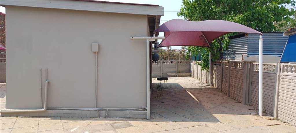 1 Bed Apartment in Vryburg photo number 6