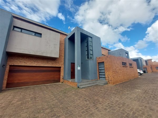 3 Bedroom Townhouse 3 Bedroom Townhouse