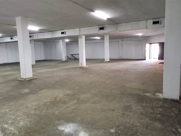 989  m² Commercial space