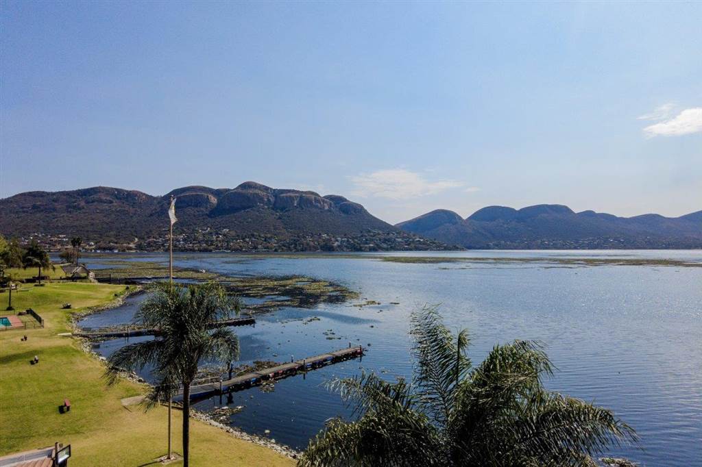 2 Bed Penthouse in Hartbeespoort Dam photo number 16