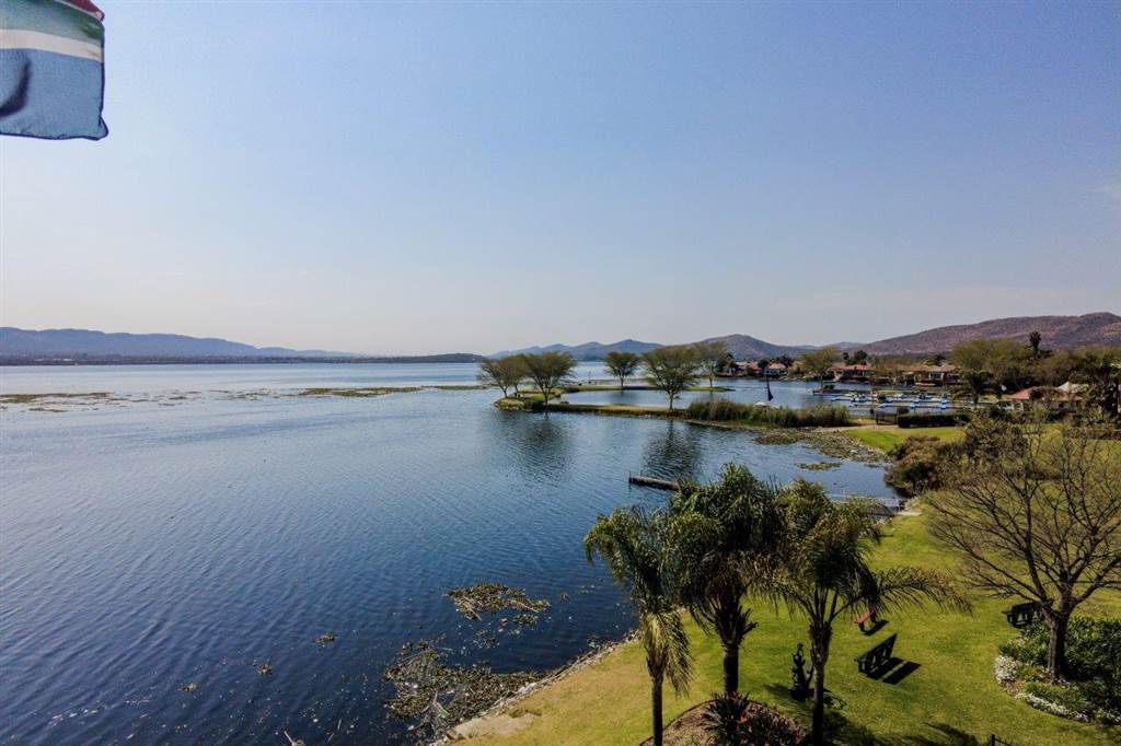 2 Bed Penthouse in Hartbeespoort Dam photo number 15