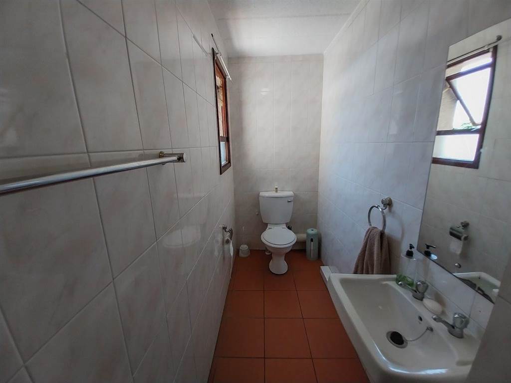 2 Bed Penthouse in Hartbeespoort Dam photo number 13