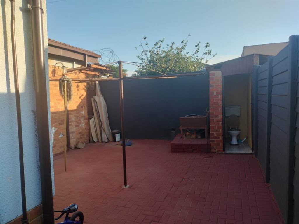 5 Bed House in Mamelodi photo number 11