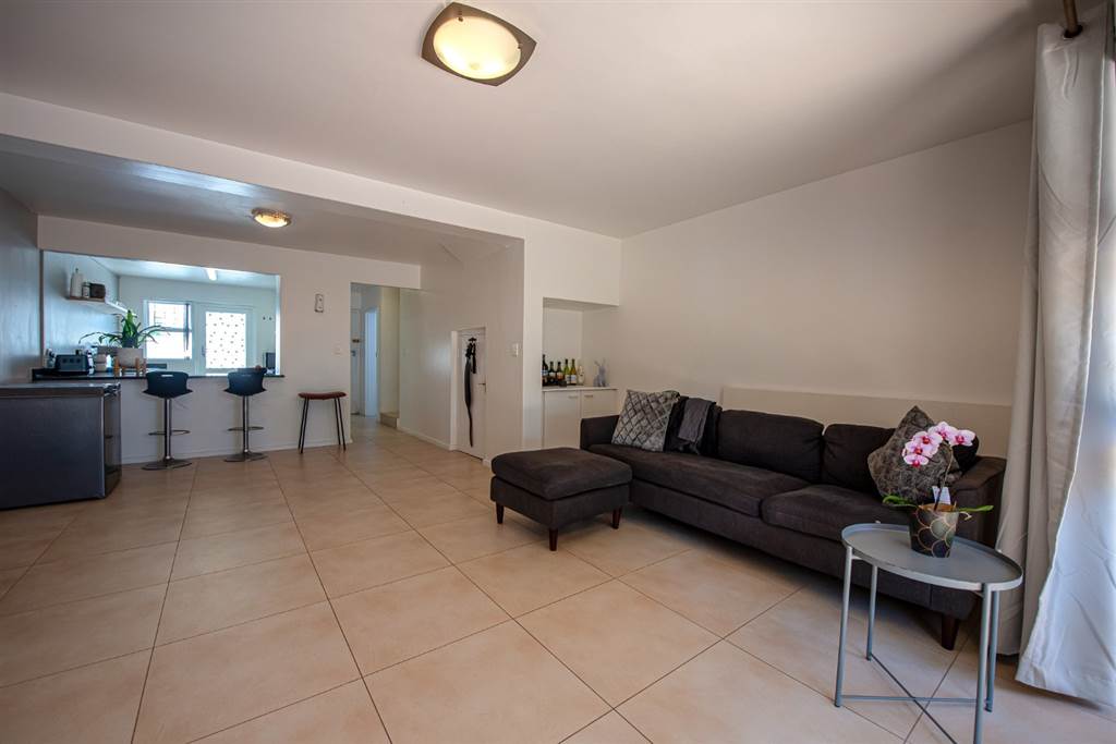 2 Bed Townhouse in Woodbridge Island photo number 4