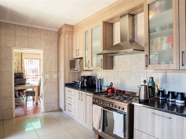 5 Bed House in Elspark