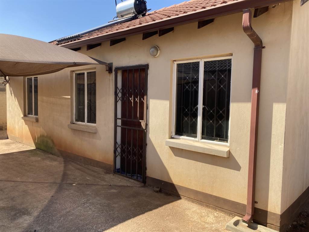 3 Bed House in Putfontein AH photo number 3
