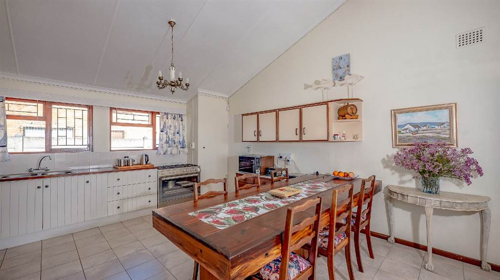 3 Bed House in Struisbaai photo number 3