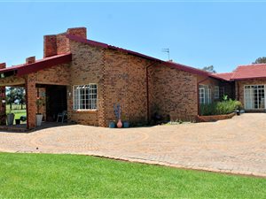 4.4 ha Farm in Zesfontein AH