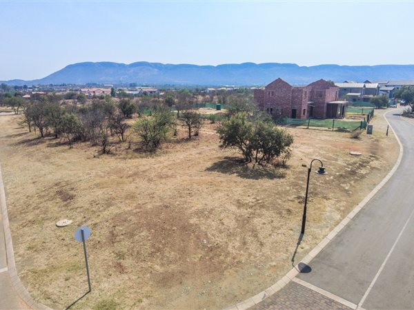 1 351 m² Land