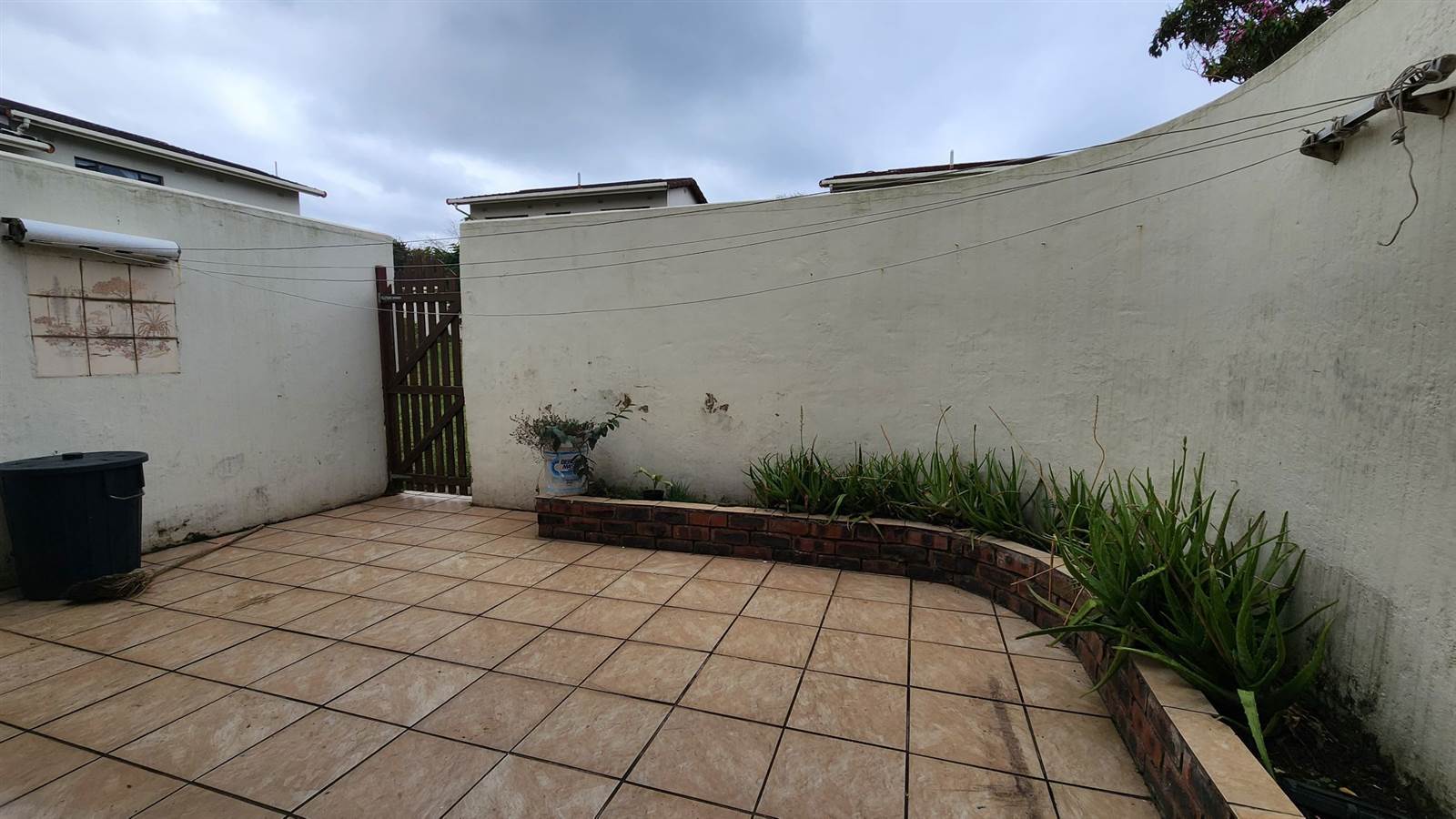 3 Bed Townhouse in Umtentweni photo number 16