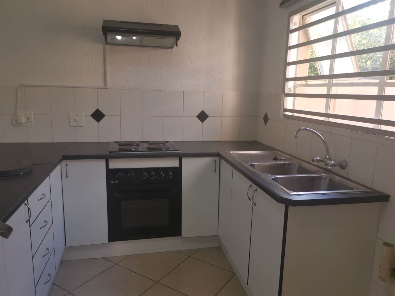 2 Bed Apartment in Rensburg photo number 5