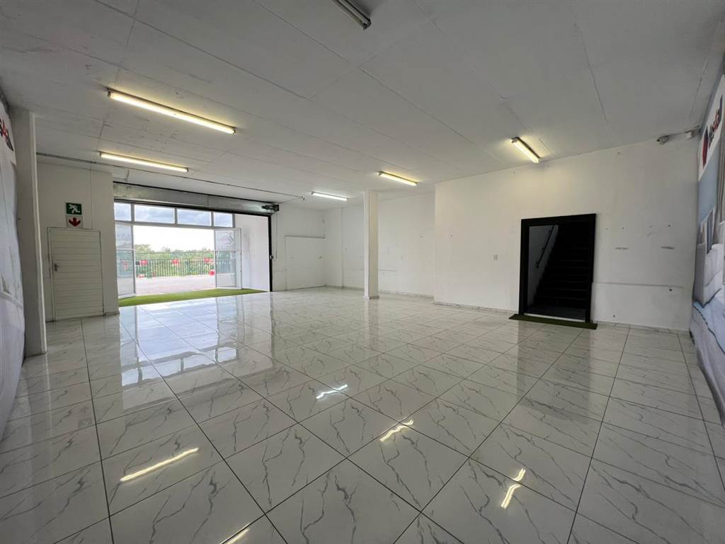 580  m² Commercial space in North Riding photo number 2