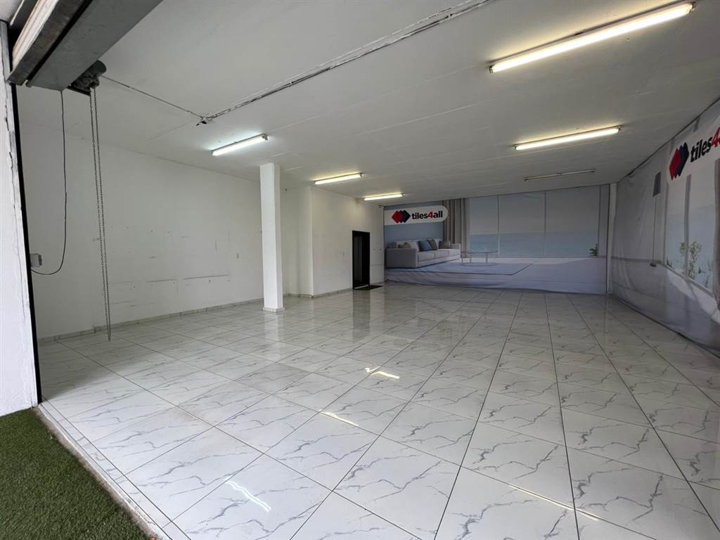 580  m² Commercial space in North Riding photo number 3