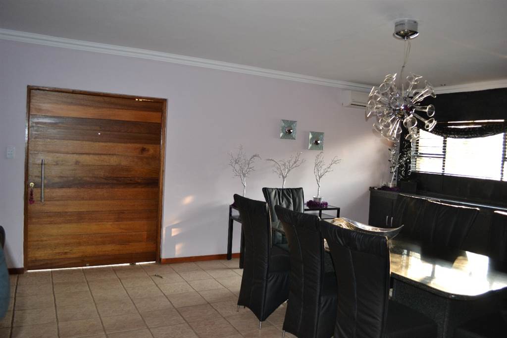 5 Bed House in Buffelspoort photo number 2