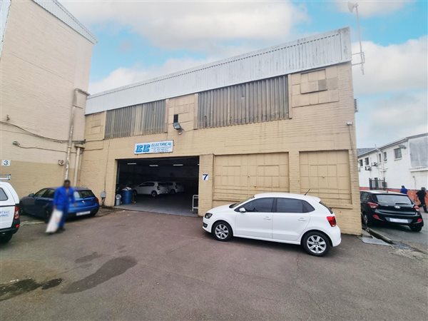 361  m² Industrial space in Jacobs
