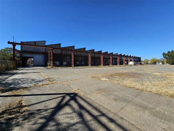 9 996  m² Industrial space