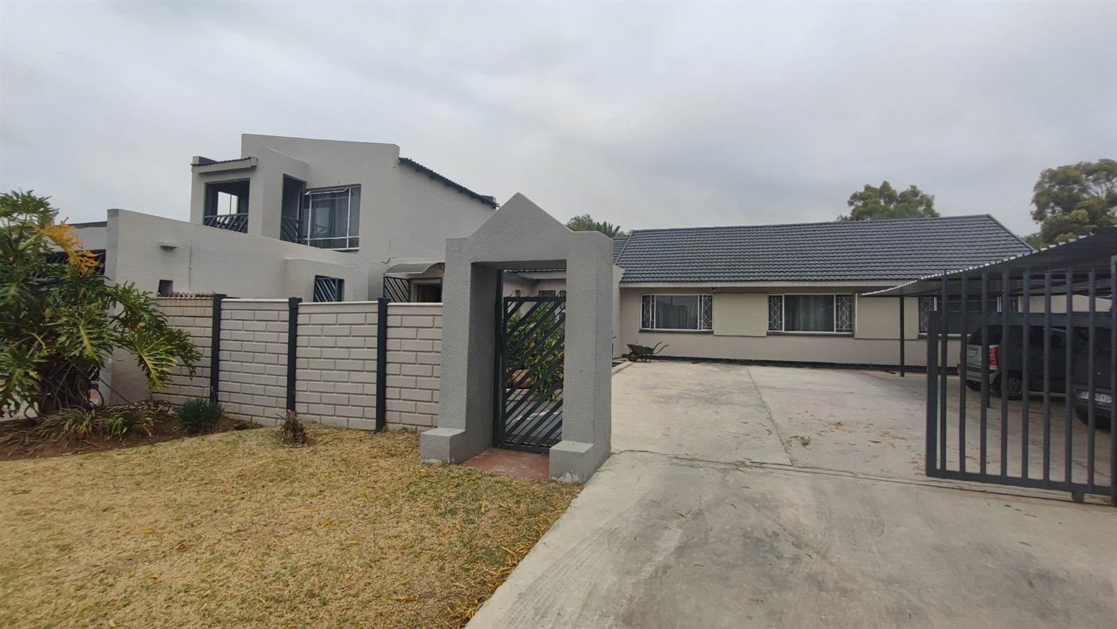6 Bed House in Brackendowns photo number 2