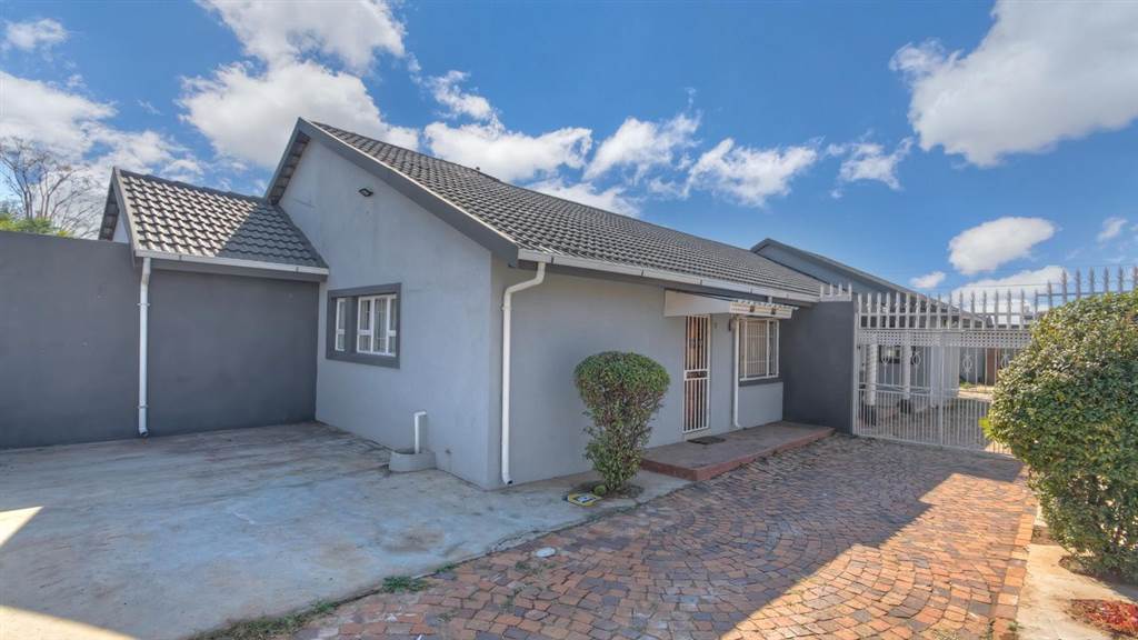 6 Bed House in Lenasia photo number 1