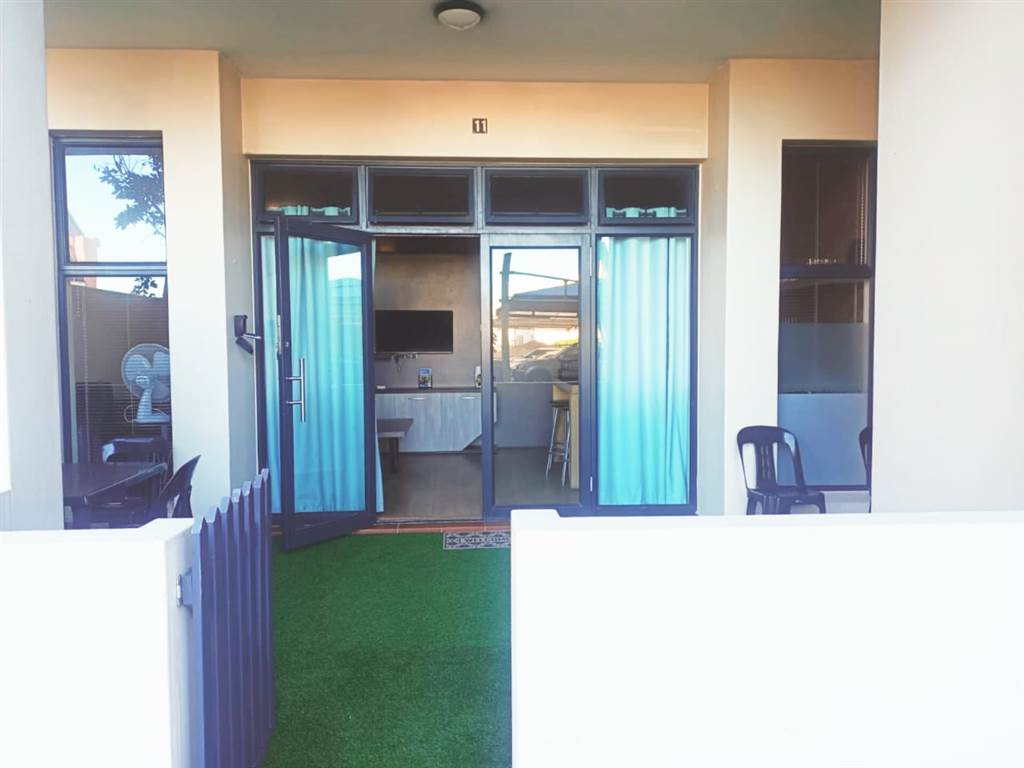2 Bed Apartment in Knysna Central photo number 9