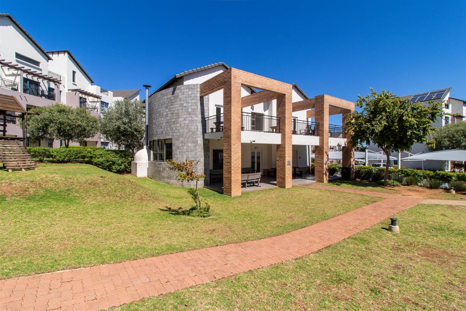 2 Bed Apartment in Fourways photo number 13