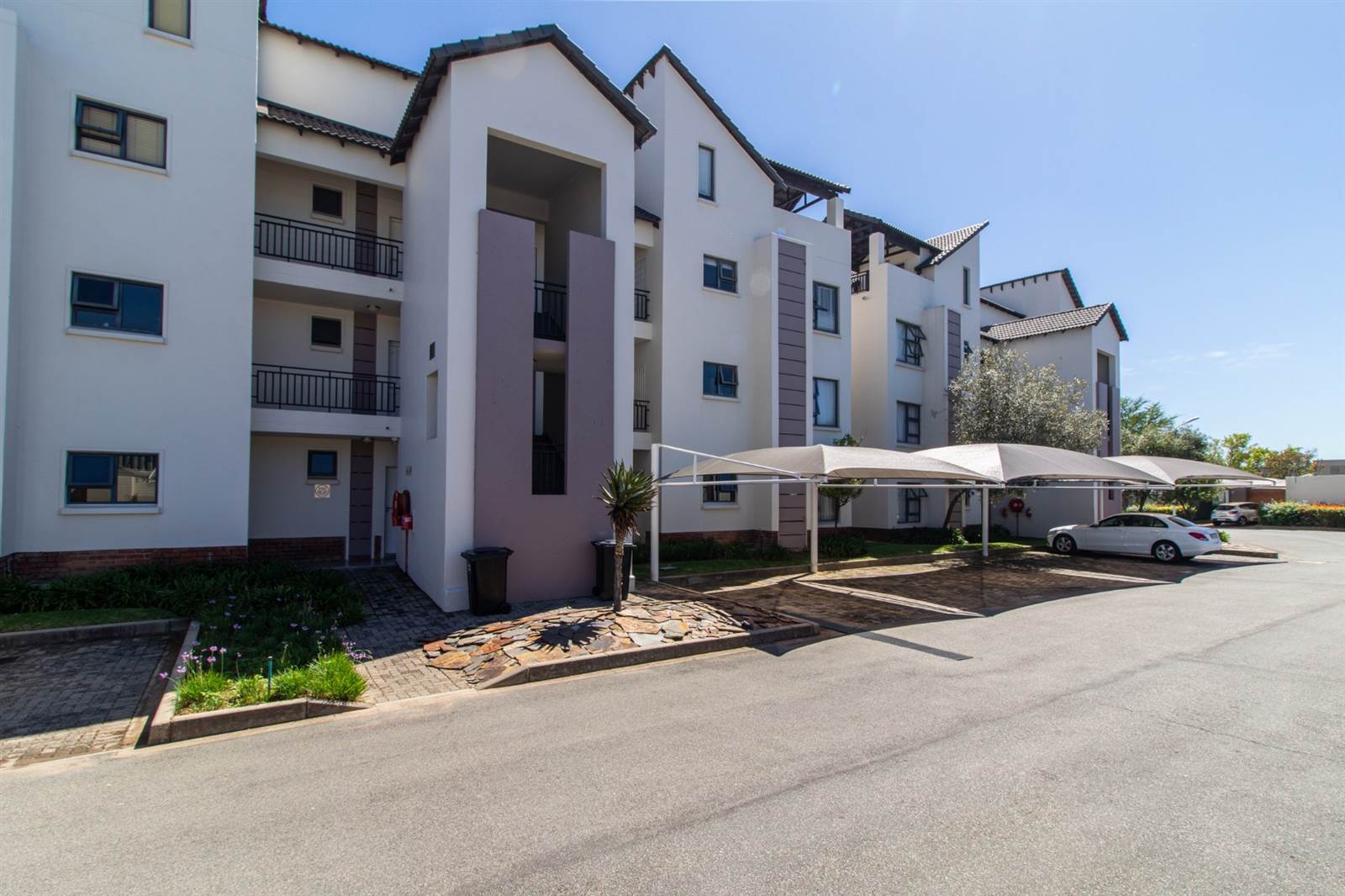 2 Bed Apartment in Fourways photo number 15