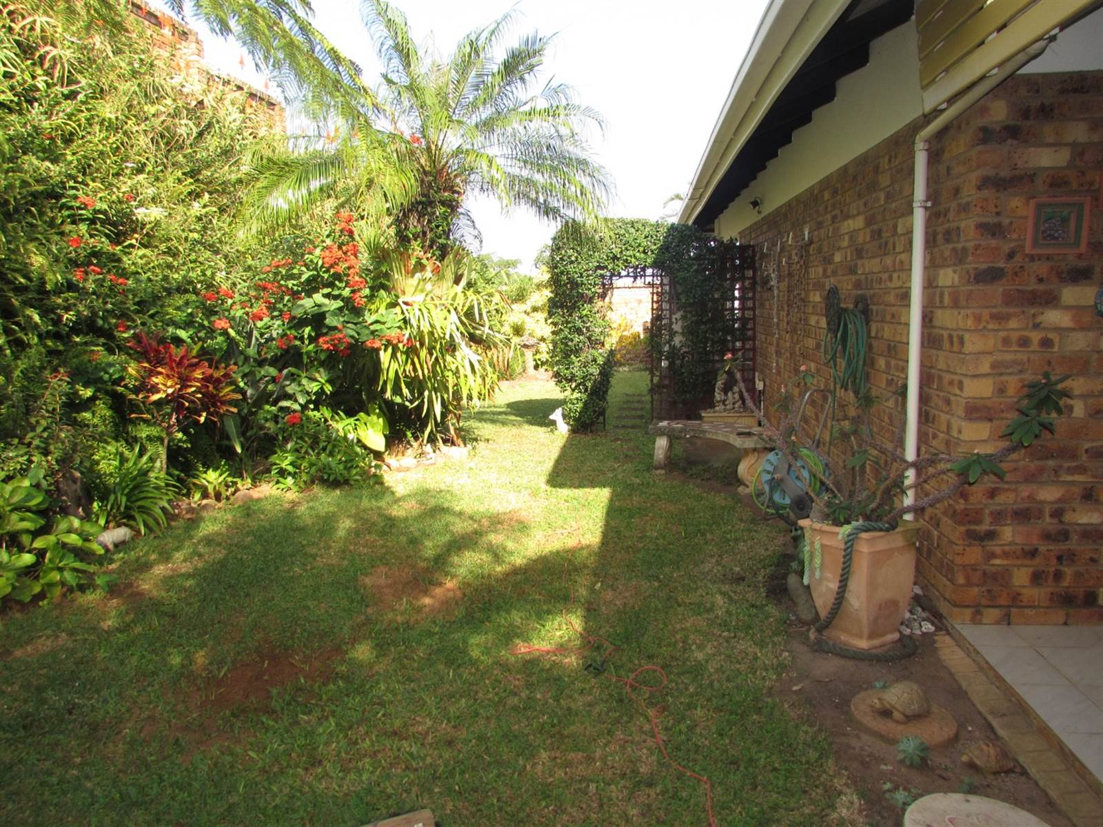 2 Bed Townhouse in Uvongo photo number 18
