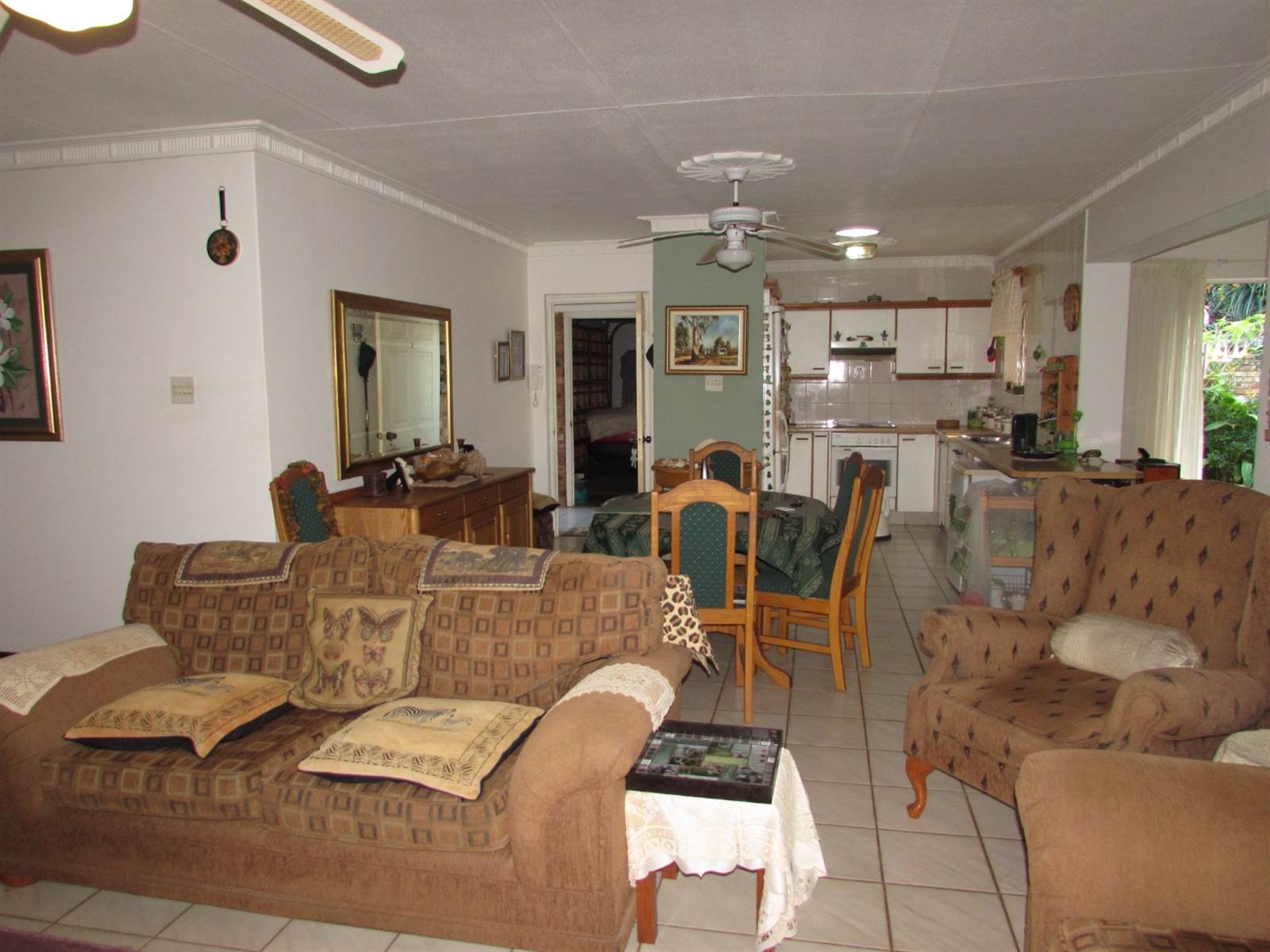 2 Bed Townhouse in Uvongo photo number 7