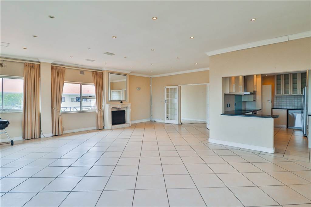 8 Bed House in Milnerton Central photo number 8
